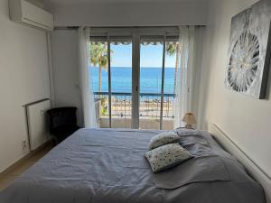 Equipped sea view apartment with terrace