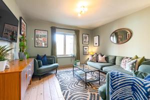 Stylish Seaside home with King beds and parking