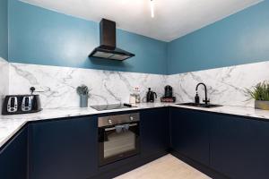 Stylish Seaside home with King beds and parking