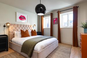 Stylish Seaside home with King beds and parking