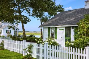 Two-Bedroom Cottage Waterfront Queen & Twins room in The Dunes on the Waterfront