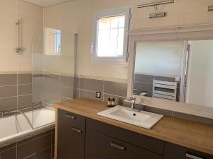 Maisons de vacances Cetanou villa 4 etoiles piscine et climatisation au calme : photos des chambres