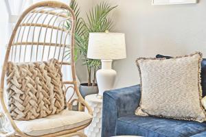 Pool · FREE Golf Cart · 5 Min Walk to Port Aransas Beach · Large Balcony · Gas & Charcoal Grill