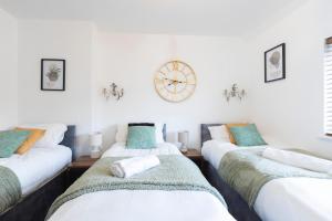 Modern 3BR House - Sleeps 7 - Driveway - Near Centre