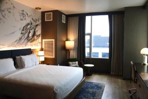 Standard King Room with City View room in Hotel Indigo - Vancouver Dwtn - Portland Area an IHG Hotel