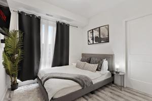 NEW Stylish 2BR Suite With Sofa Bed, 7 Mins to Niagara Falls and Sleeps 6