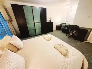 Deluxe Comfy Room with En-Suite - Room 1 - Shirley