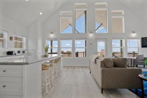 Spacious Beachfront 5BR with Gorgeous Ocean views - Blue Footed