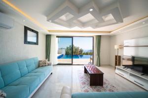 KaşKalkan Deniz manzaralı Havuzlu Bahçeli Villa