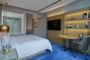 Deluxe King Room with River View room in The St. Regis Chicago
