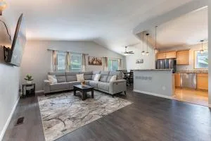 Perfect Getaway 3BR 3BA Home Close to Parks and Shopping - Eureka