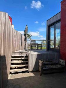 Luxury chalet in a quiet park by Lake Esmeer