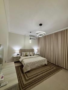 شقة بغرفة نوم وصالة جلوس ومطبخ