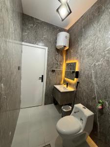 شقة بغرفة نوم وصالة جلوس ومطبخ