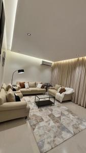 شقة بغرفة نوم وصالة جلوس ومطبخ