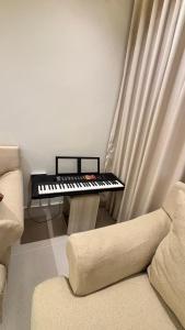 شقة بغرفة نوم وصالة جلوس ومطبخ