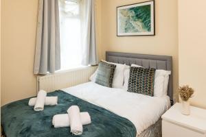 Central 4 Bed Flat - Sleep 8