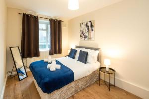Central 4 Bed Flat - Sleep 8