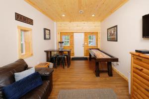 Shuffle board table, hot tub, clean and cozy its a true MOUNTAIN TREASURE!