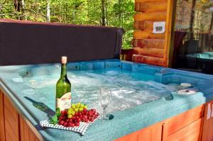 Shuffle board table, hot tub, clean and cozy its a true MOUNTAIN TREASURE!