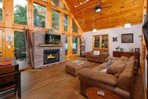 Shuffle board table, hot tub, clean and cozy its a true MOUNTAIN TREASURE!