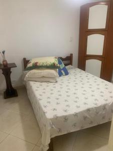 Apto no centro comercial de guriri, 2 garagens andar térreo