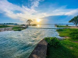 Yala Lucas Lake Hotel