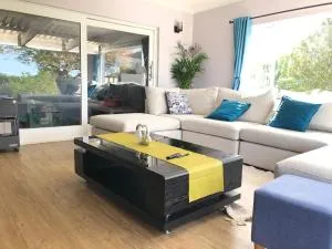 Luxurious beach house with a view - Bunkers Hill