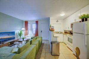 Vibrant Modern Escape, Walk To Dining, Near Beach