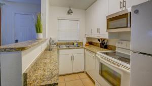 Vibrant Modern Escape, Walk To Dining, Near Beach