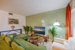 Vibrant Modern Escape, Walk To Dining, Near Beach