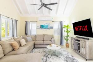 "LuxuryCrest , King Bed, BBQ & Backyard Games, Near Ocho Rios"