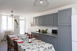 Maisons d'hotes LE GARDEN LODGE - RANDO ESCALADE - Seminaires - Sejour en Famille - Jardin - Parking - Wifi ! OFFRE SPECIALE : photos des chambres
