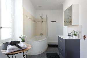 Maisons d'hotes LE GARDEN LODGE - RANDO ESCALADE - Seminaires - Sejour en Famille - Jardin - Parking - Wifi ! OFFRE SPECIALE : Maison 5 Chambres