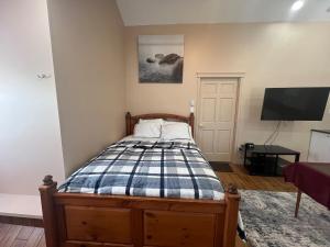 Trendy In-Town Studio - Fast WiFi & Work Desk