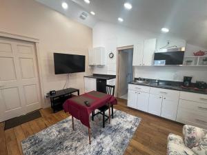 Trendy In-Town Studio - Fast WiFi & Work Desk