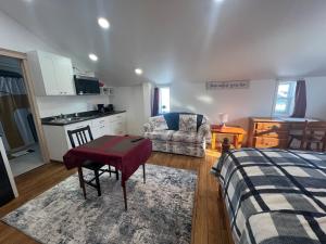 Trendy In-Town Studio - Fast WiFi & Work Desk