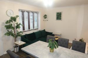 Cozy 3 Bedroom Home with Garden & Free Parking - Milton Keynes