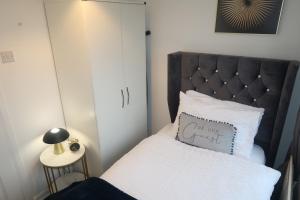 Cozy 3 Bedroom Home with Garden & Free Parking - Milton Keynes