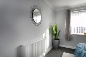 Free Parking, Spacious Home, Contractors, WIFI, SMART TV