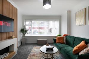 Stylish 4-BDR Family-Friendly House in North Hykeham, with High Speed Free WiFi, Secure Parking, Sleeps 7