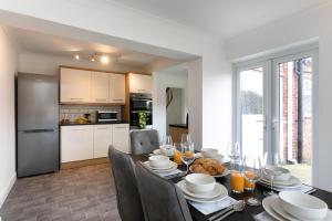 Elegant 4-BDR Family-Friendly House in North Hykeham, with High Speed Free WiFi, Secure Parking, Sleeps Up to 7, Long-Term Stays Allowed!