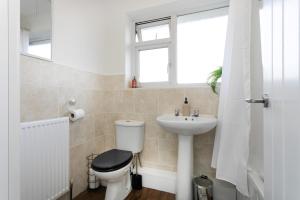 Stylish 4-BR House in North Hykeham, with unlimited high speed free WiFi, Ample Parking, and Family-Friendly