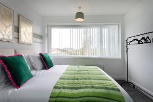 Modern 4-BR House in North Hykeham, with unlimited high speed WiFi, Secure Parking, and Family-Friendly