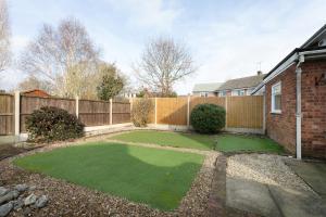 Modern 4-BR House in North Hykeham, with unlimited high speed free WiFi, Secure Parking, and Family-Friendly