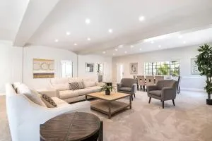 Beautiful 6BR Family 2-Story Villa With Large Backyard and Outdoor Kitchen - 比弗利山庄