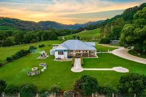 Luxury Farm Homestead & Animal Sanctuary, Hot Tub - Huonbrook