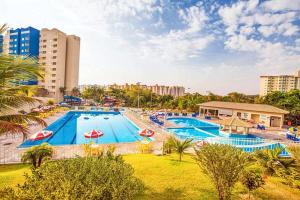 Golden Dolphin Express com 20 piscinas toboáguas saunas contém piscinas 24h