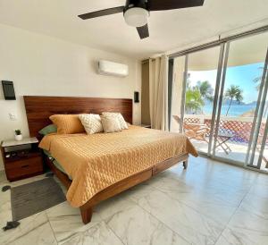 Spacious apartment in Manzanillo right on the beach