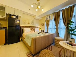 Staycation in viceroy mckinley near venice grand canal